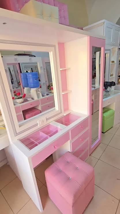 Makeup vanity set